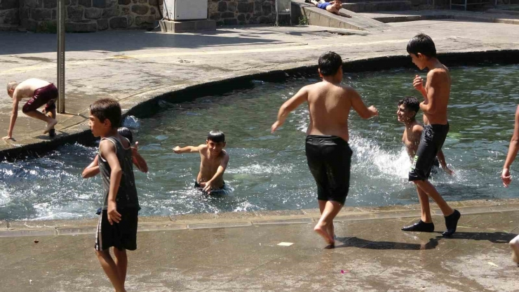 Diyarbakır’da Çocukların Tehlikeli Eğlencesi