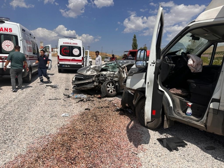 Nakliye Kamyonu İle Otomobil Kafa Kafaya Çarpıştı: 4 Yaralı