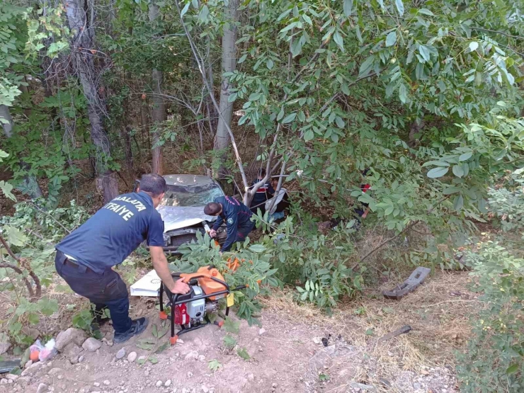 Malatya’da Kontrolden Çıkan Otomobil Şarampole Devrildi: 2 Yaralı