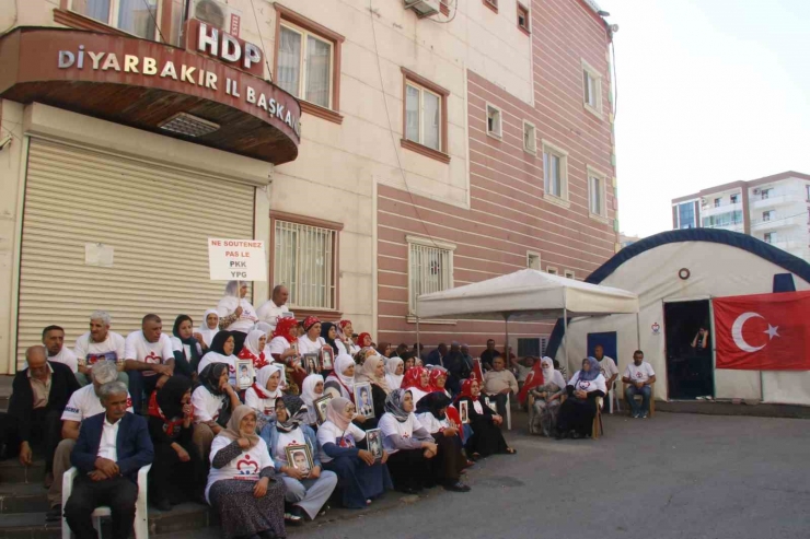 Aile Ve Sosyal Politikalar İle İçişleri Bakan Yardımcıları Diyarbakır Anneleriyle Bir Araya Geldi