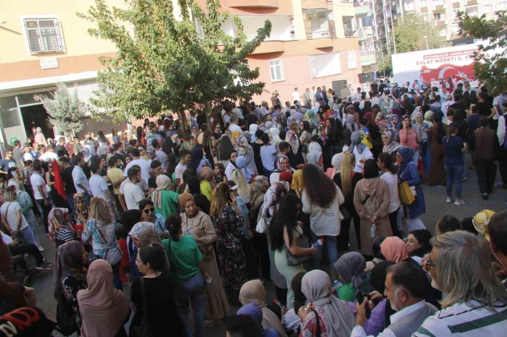 Aile Ve Sosyal Politikalar İle İçişleri Bakan Yardımcıları Diyarbakır Anneleriyle Bir Araya Geldi