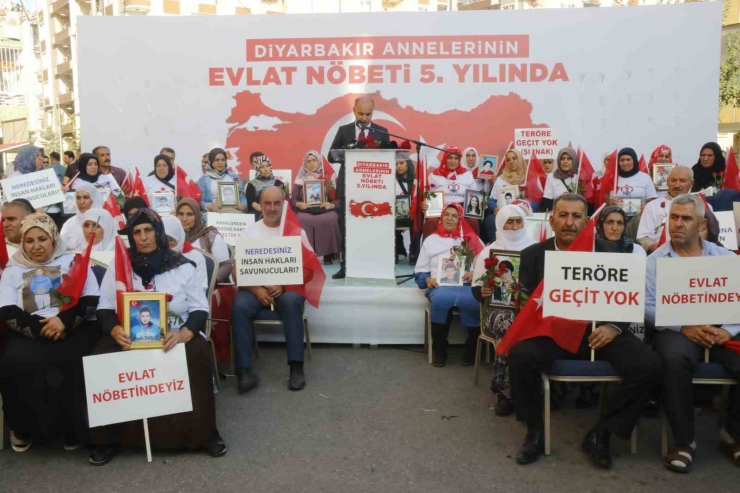 Aile Ve Sosyal Politikalar İle İçişleri Bakan Yardımcıları Diyarbakır Anneleriyle Bir Araya Geldi