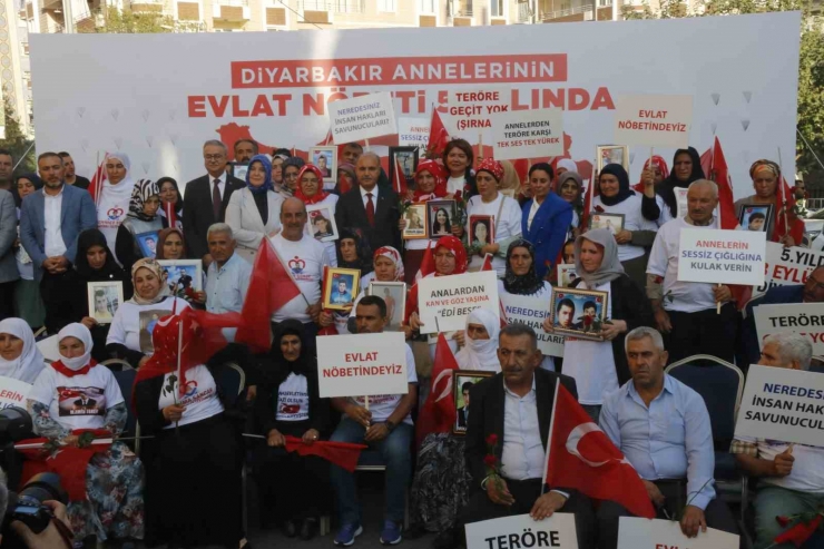 Aile Ve Sosyal Politikalar İle İçişleri Bakan Yardımcıları Diyarbakır Anneleriyle Bir Araya Geldi