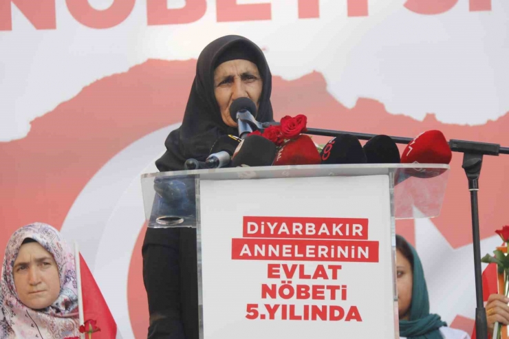 Aile Ve Sosyal Politikalar İle İçişleri Bakan Yardımcıları Diyarbakır Anneleriyle Bir Araya Geldi