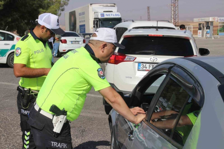 Polisler Durdurdukları Araçlardaki Çocukları Trafik Dedektifi Yaptı