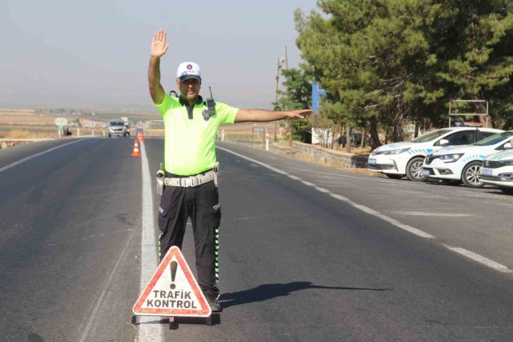 Polisler Durdurdukları Araçlardaki Çocukları Trafik Dedektifi Yaptı