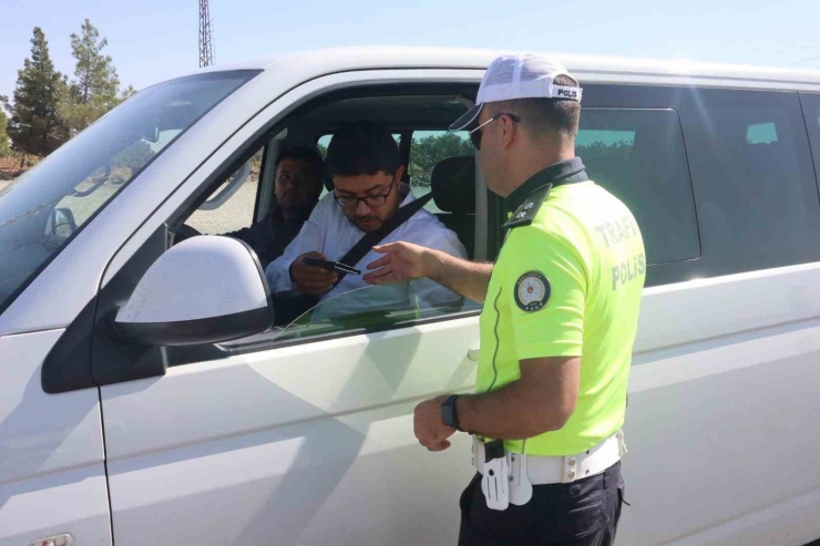 Polisler Durdurdukları Araçlardaki Çocukları Trafik Dedektifi Yaptı