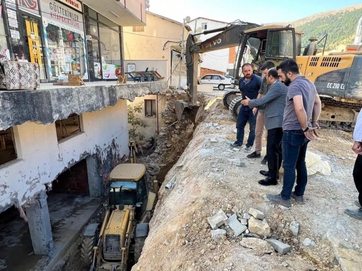 Çelikhan’da Ağır Hasarlı Binaların Yıkımı Devam Ediyor