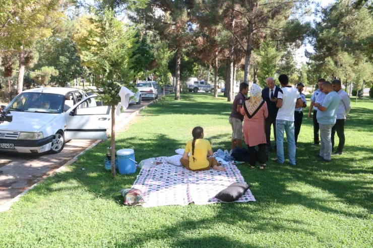 Parkta Kalan 6 Kişilik Aileye Karaköprü Belediyesi Sahip Çıktı