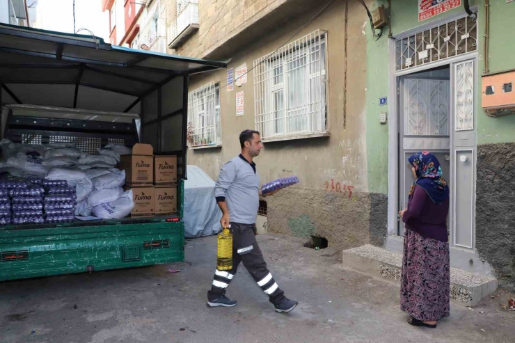 Şehitkamil’den Dar Gelirli Ailelere Gıda Yardımı Desteği