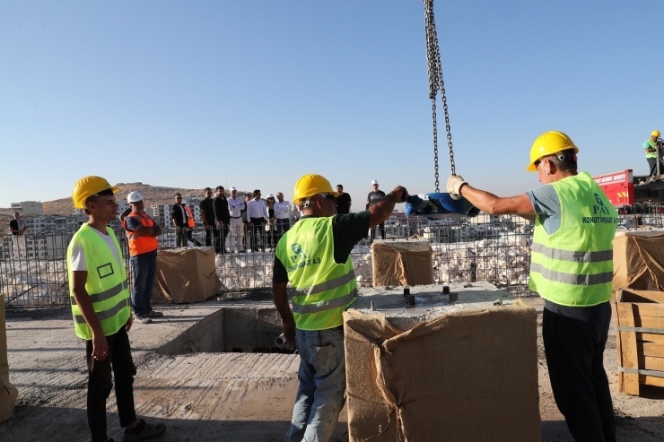 Sismik İzolatörlü Toplu Konut Projesinde İlk İzolatör Montajı Yapıldı