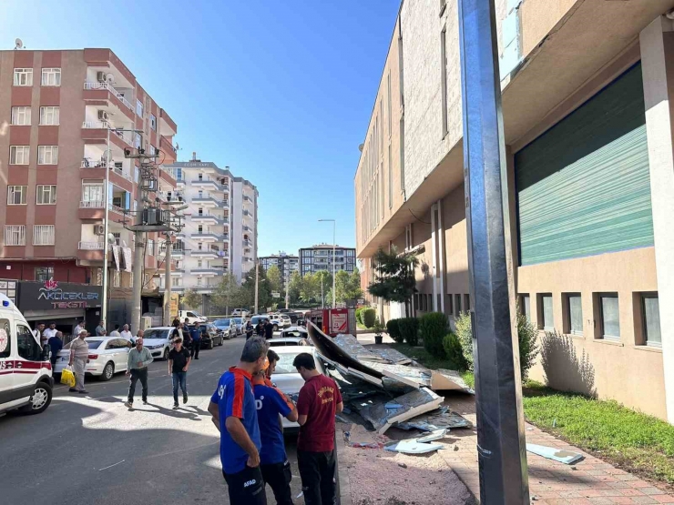 Diyarbakır’da Otomobillerin Üzerine Dış Cephe Kaplaması Düştü