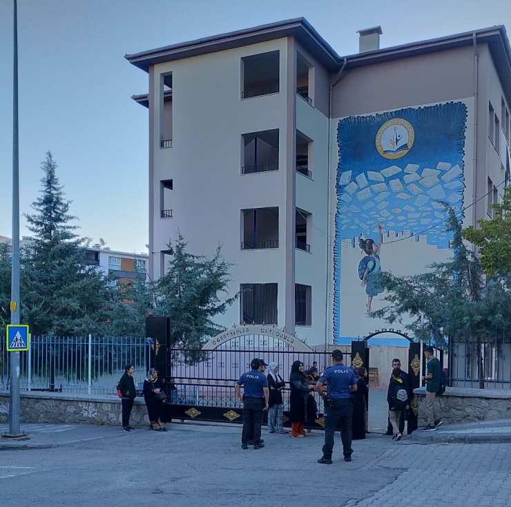 Malatya’da Polis Ekipleri Okul Önlerinde Denetim Yaptı