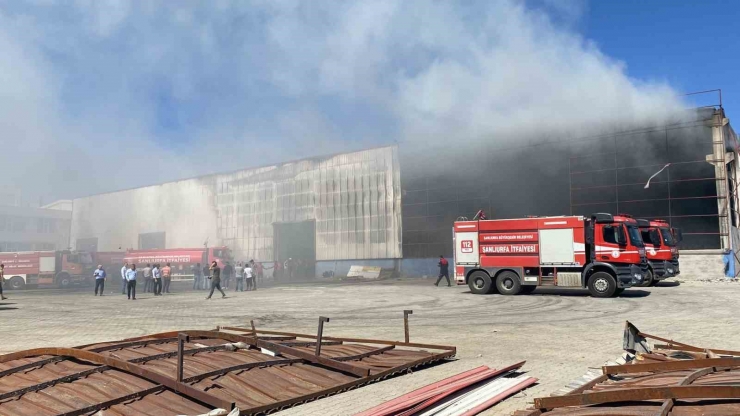 Şanlıurfa’da Geri Dönüşüm Fabrikasında Korkutan Yangın