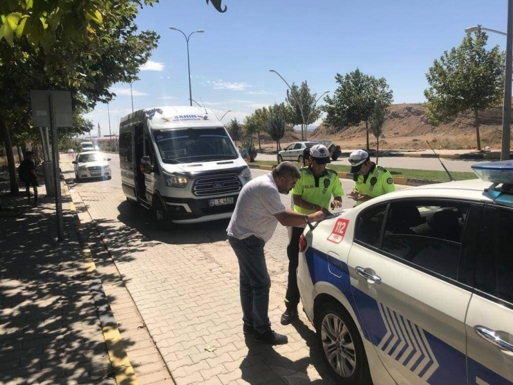 Ergani’de Polis Ekipleri Servis Şoförlerini Denetledi