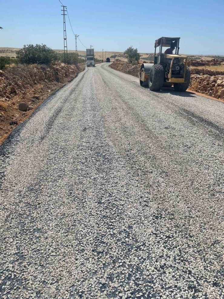 Büyükşehir Belediyesi, 17 Kırsal Mahallede Yol Yapım Çalışmalarını Sürdürüyor