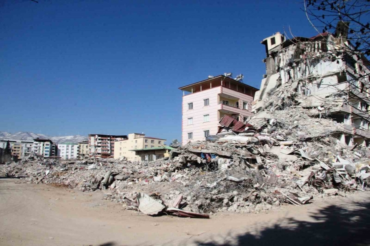 Depremde Yıkılan Ve 25 Kişiye Mezar Olan Bina İle İlgili Eksik Ve Hatalı Proje İddiası