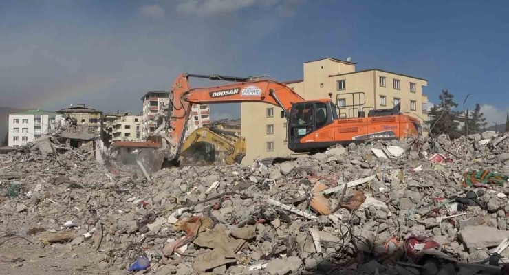 Depremde Yıkılan Ve 25 Kişiye Mezar Olan Bina İle İlgili Eksik Ve Hatalı Proje İddiası