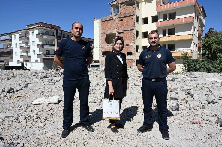 Depremde Yıkılan Binanın Enkazında Bulunan Eşyaların Teslim Edildiği Genç Kadın Duygusal Anlar Yaşadı