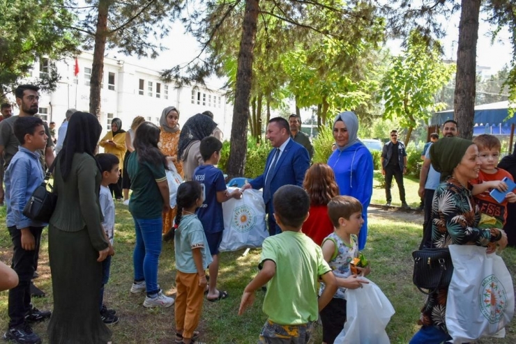 Diyarbakır’da 22 Aile Ve 60 Çocuğa Giysi Desteği Sağlandı