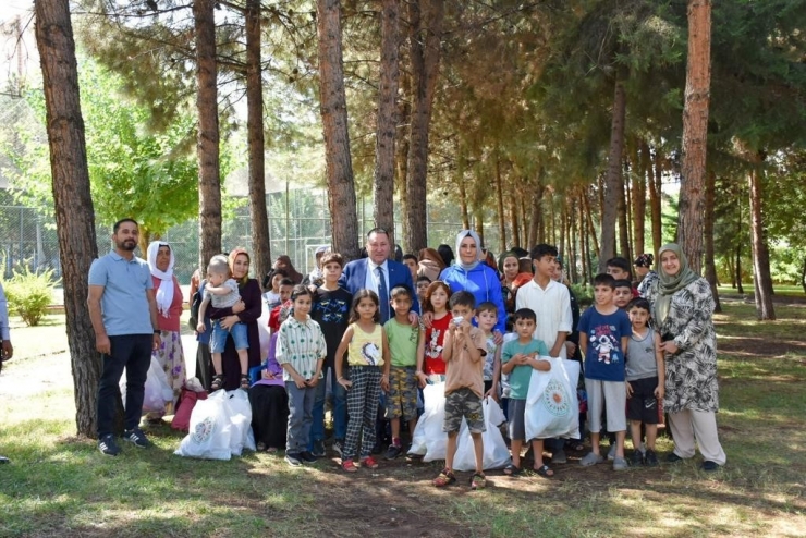 Diyarbakır’da 22 Aile Ve 60 Çocuğa Giysi Desteği Sağlandı