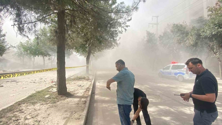 Diyarbakır’da Çöken Binadan Oluşan Toz Bulutu Araç Trafiği Oluşturdu