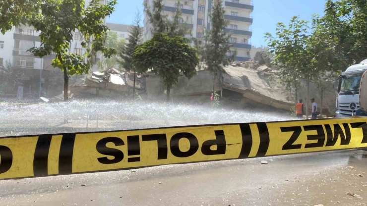 Diyarbakır’da Çöken Binadan Oluşan Toz Bulutu Araç Trafiği Oluşturdu