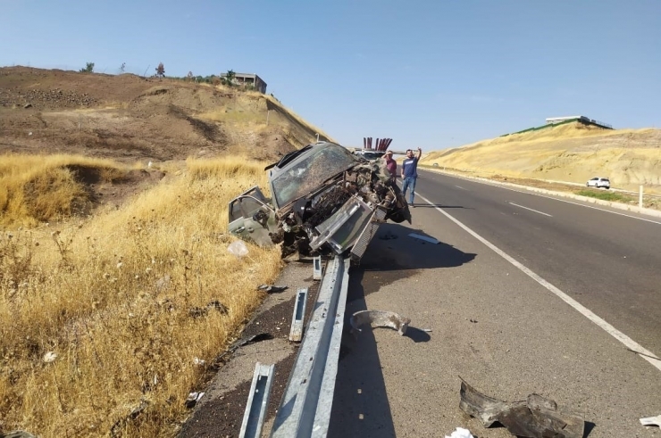 Diyarbakır’da Otomobil Bariyerlere Çıktı: 1 Yaralı