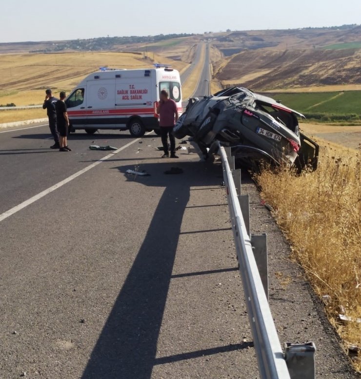 Diyarbakır’da Otomobil Bariyerlere Çıktı: 1 Yaralı