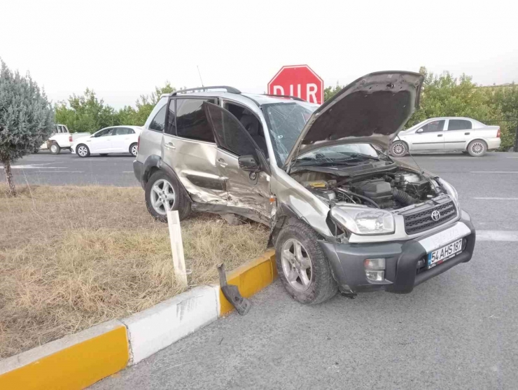 Hafif Ticari Araçla Otomobil Çarpıştı: 5 Yaralı