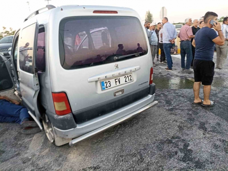 Hafif Ticari Araçla Otomobil Çarpıştı: 5 Yaralı