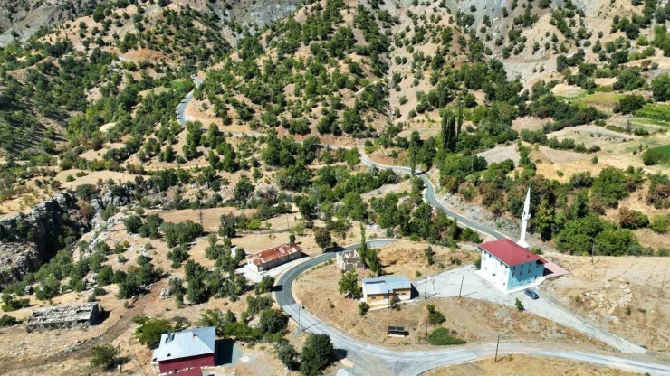 Büyükşehir’in Pütürge’de Asfalt Çalışmaları Sürüyor