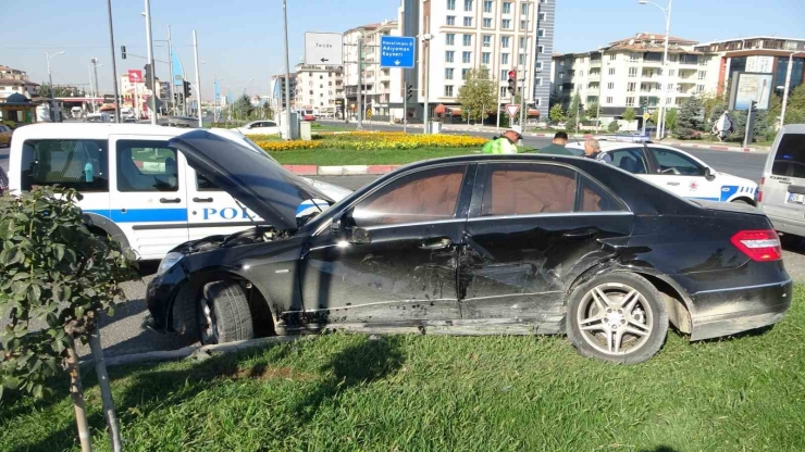 Otomobilin Çarptığı Araç Refüje Savruldu: 1 Yaralı