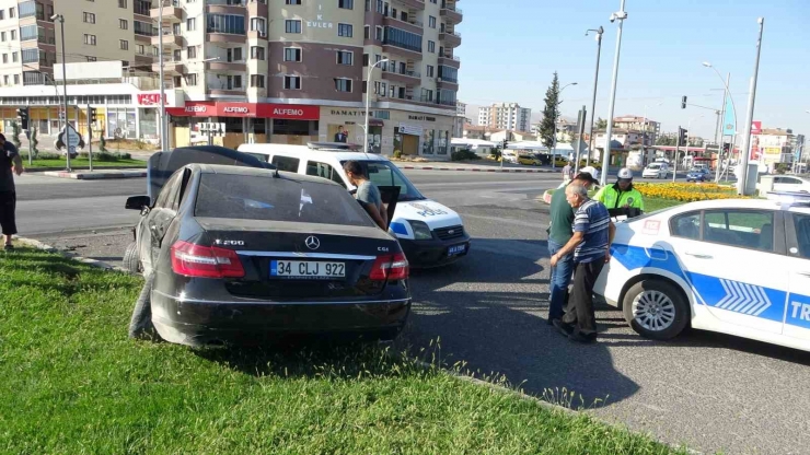 Otomobilin Çarptığı Araç Refüje Savruldu: 1 Yaralı