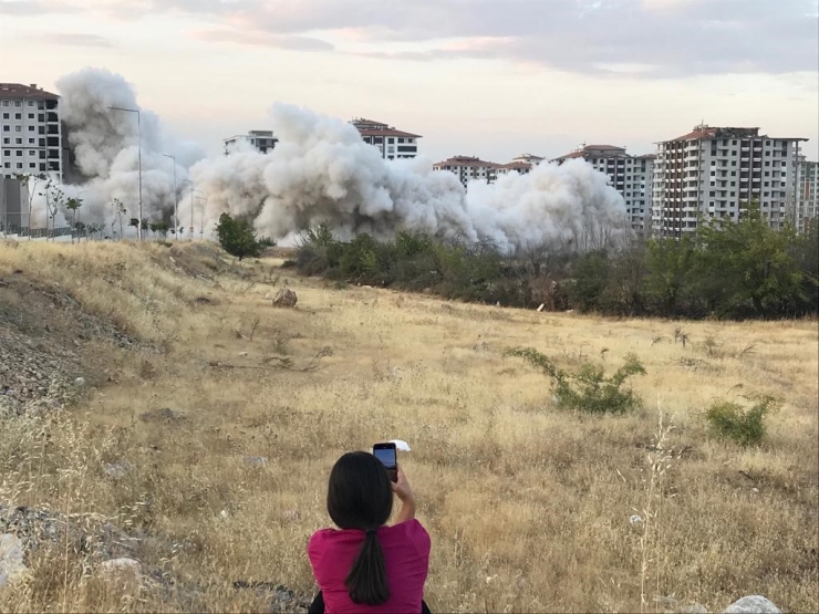 Bir Yıl Önce Aldıkları Evlerinin Yıkımını Gözyaşları İçinde İzlediler