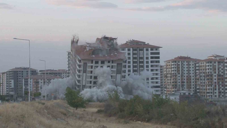 Bir Yıl Önce Aldıkları Evlerinin Yıkımını Gözyaşları İçinde İzlediler