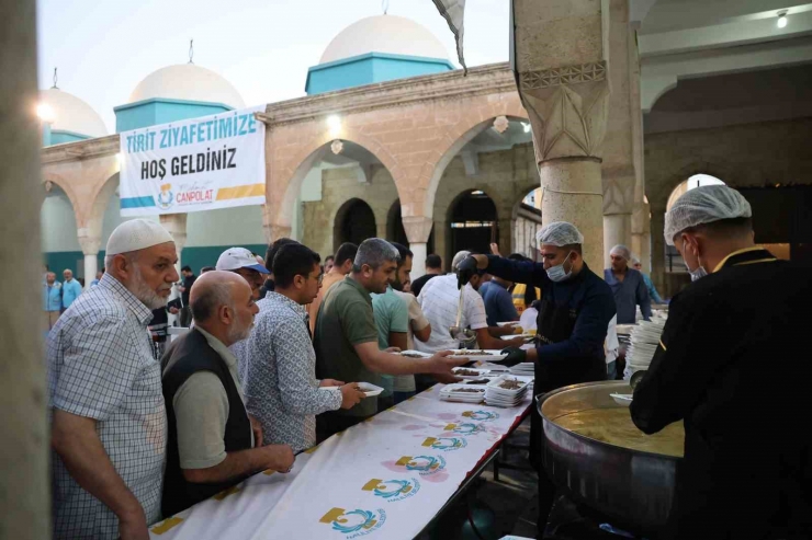 Sabah Namazında 10 Bin Kişiye Tirit İkramı