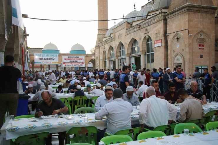 Sabah Namazında 10 Bin Kişiye Tirit İkramı