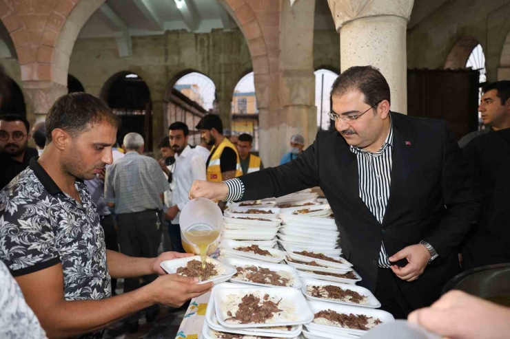 Sabah Namazında 10 Bin Kişiye Tirit İkramı