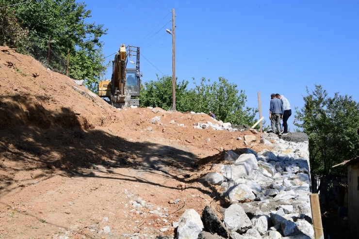 Yeşilyurt’ta Yollar Daha Güvenli Hale Getiriliyor