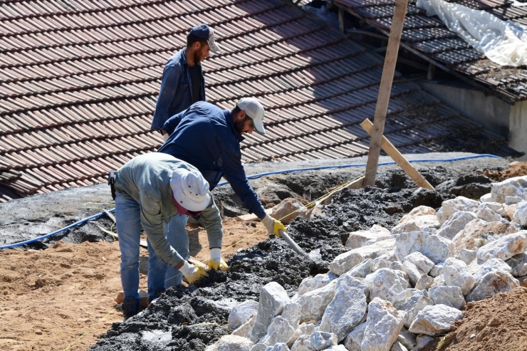 Yeşilyurt’ta Yollar Daha Güvenli Hale Getiriliyor