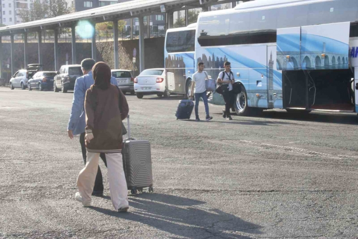 Diyarbakır Otogarında Üniversiteli Yoğunluğu