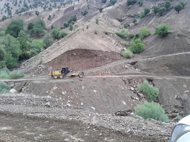 Heyelan Nedeniyle Kapanan Yollarda Çalışmalar Sürüyor