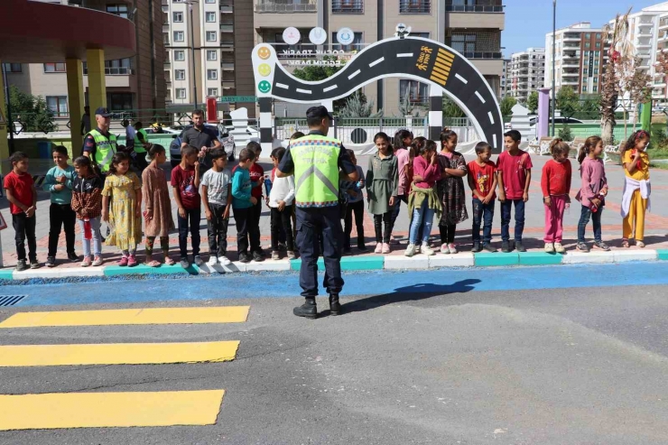 Haliliye Çocuk Trafik Eğitim Parkı İle Hem Eğlendiler Hem Öğrendiler