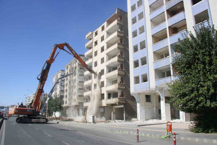 Diyarbakır’da Ağır Hasarlı Binalar Bir Bir Yıkılıyor