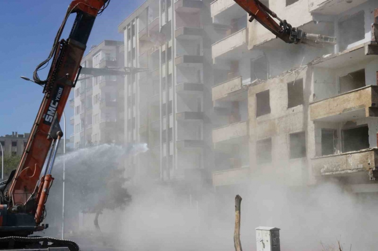 Diyarbakır’da Ağır Hasarlı Binalar Bir Bir Yıkılıyor