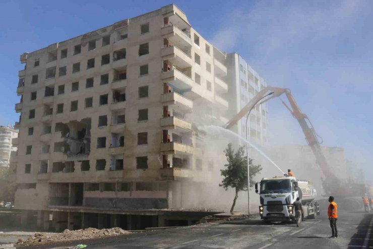 Diyarbakır’da Ağır Hasarlı Binalar Bir Bir Yıkılıyor