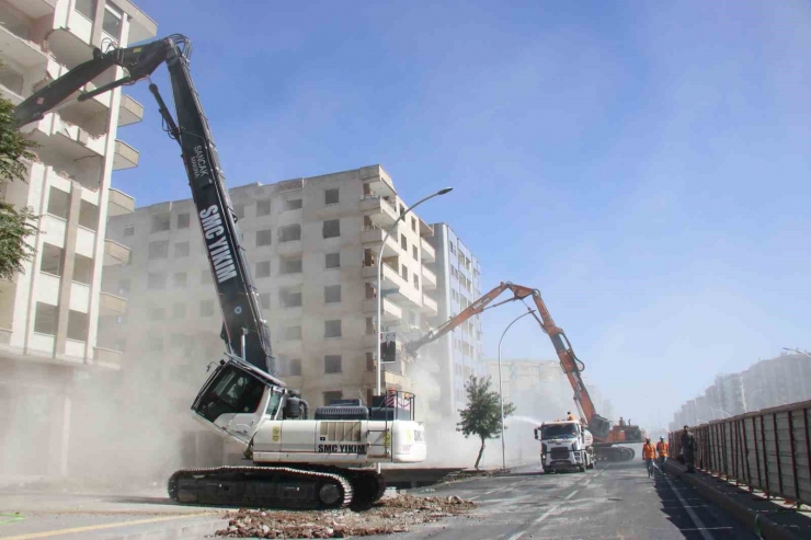 Diyarbakır’da Ağır Hasarlı Binalar Bir Bir Yıkılıyor