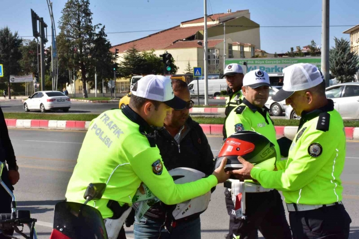 Malatya’da Motosiklet Sürücülerine Ücretsiz Kask Dağıtıldı