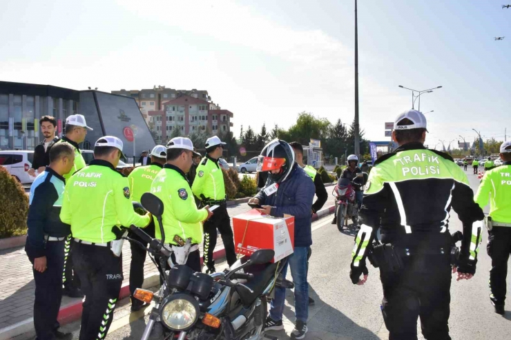 Malatya’da Motosiklet Sürücülerine Ücretsiz Kask Dağıtıldı